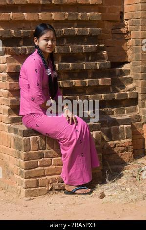 Junge burmesische Frau mit Thanaka-Paste im Gesicht, Bagan, Birma, Pagan, Myanmar, Gesichtsmalerei Stockfoto