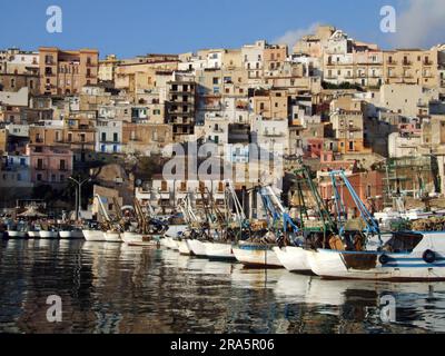 Boote im Fischereihafen, Blick auf die Altstadt, Sciacca, Sizilien, Italien Stockfoto