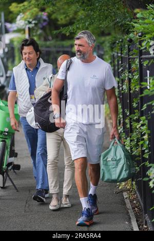 London UK. 1. Juli 2023 Goran Ivanisevic ( Ivanišević -CRO) Trainer von Novak Djokovic trifft im All England Lawn Tennis Club ein, um 2 Tage bis zum Beginn der Wimbledon Championships zu trainieren. Kredit: amer Ghazzal/Alamy Live News Stockfoto
