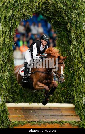 Aachen, Deutschland. 01. Juli 2023. Reitsport, Event: CHIO, Cross-Country-Wettbewerb. Sandra Auffarth aus Deutschland auf dem Pferd „Viamant du Matz“ springt über ein Hindernis. Kredit: Uwe Anspach/dpa/Alamy Live News Stockfoto