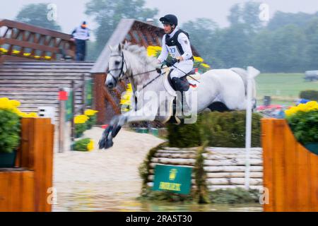 Aachen, Deutschland. 01. Juli 2023. Reitsport, Event: CHIO, Cross-Country-Wettbewerb. Der deutsche Reiter Christoph Wahler auf dem Pferd „Carjatan S“ springt über ein Hindernis. Kredit: Rolf Vennenbernd/dpa/Alamy Live News Stockfoto