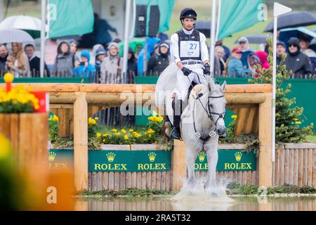 Aachen, Deutschland. 01. Juli 2023. Reitsport, Event: CHIO, Cross-Country-Wettbewerb. Der deutsche Reiter Christoph Wahler auf dem Pferd „Carjatan S“ springt über ein Hindernis. Kredit: Rolf Vennenbernd/dpa/Alamy Live News Stockfoto