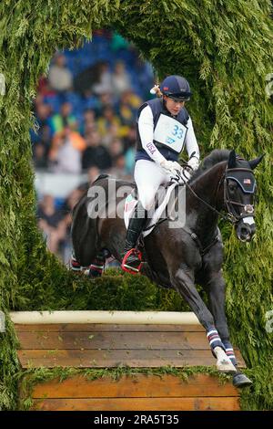 Aachen, Deutschland. 01. Juli 2023. Reitsport, Event: CHIO, Cross-Country-Wettbewerb. Tamra Smith aus den USA springt auf dem Pferd „Mai Baum“ über ein Hindernis. Kredit: Uwe Anspach/dpa/Alamy Live News Stockfoto