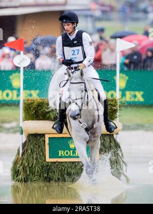 Aachen, Deutschland. 01. Juli 2023. Reitsport, Event: CHIO, Cross-Country-Wettbewerb. Der deutsche Reiter Christoph Wahler auf dem Pferd „Carjatan S“ springt über ein Hindernis. Kredit: Rolf Vennenbernd/dpa/Alamy Live News Stockfoto