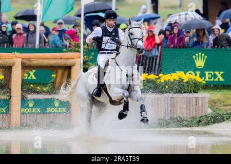 Aachen, Deutschland. 01. Juli 2023. Reitsport, Event: CHIO, Cross-Country-Wettbewerb. Der deutsche Reiter Christoph Wahler auf dem Pferd „Carjatan S“ springt über ein Hindernis. Kredit: Rolf Vennenbernd/dpa/Alamy Live News Stockfoto