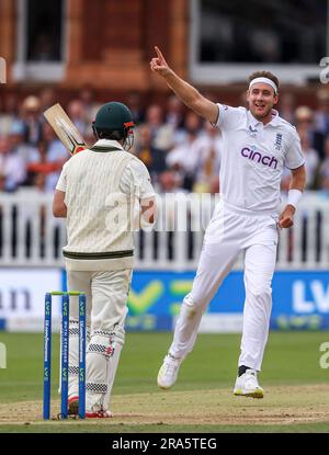 London, England. 1. Juli 2023. Englands Stuart Broad feiert nach der Entlassung von Australiens Travis Head während des zweiten Ashes-Tests bei Lords. Das Bild sollte lauten: Ben Whitley/Alamy Live News. Stockfoto