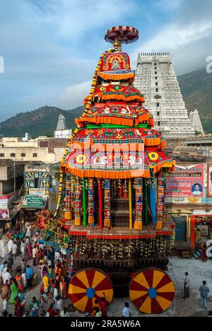 Wagenprozession während des Karthigai Karthiga Deepam Festivals in Arulmigu Arunachaleswarar Annamalaiyar Annamalai Tempel in Thiruvannamalai Stockfoto