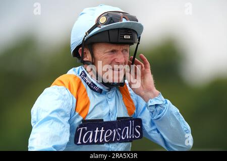 Jockey Joe Fanning mit dem Pferd Prince of Pillo, nachdem er 6. in den Jenningsbet Chipchase Stakes am 3. Tag des Seaton Delaval Northumberland Plate Festivals auf der Rennbahn Newcastle Upon Tyne geschafft hat. Bilddatum: Samstag, 1. Juli 2023. Stockfoto