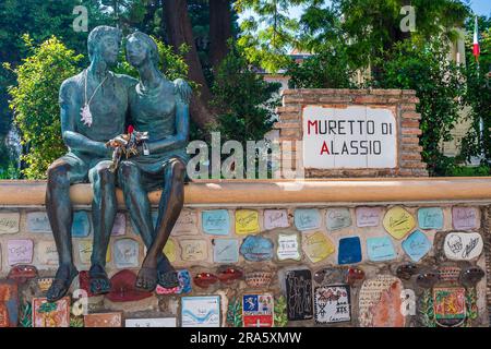 Die berühmte Statue auf dem Muretto von Alassiio, Symbol des turistischen Dorfes an der italienischen Riviera Stockfoto