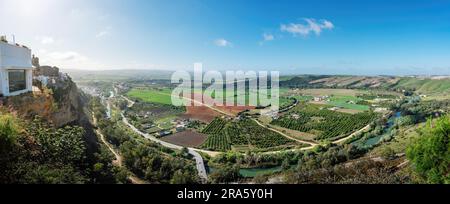 Panoramablick auf den Fluss Guadalete und das Tal - Arcos de la Frontera, Cadiz, Spanien Stockfoto