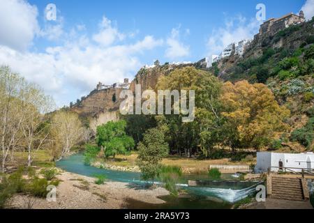 Klippen von Arcos de la Frontera und Fluss Guadalete - Arcos de la Frontera, Cadiz, Spanien Stockfoto