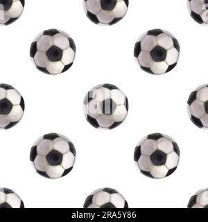 Nahtloses Muster für Fußball. Schwarz-weißer Fußball. Handgezeichnete Aquarelldarstellung isoliert auf weißem Hintergrund. Für Design-Postkarte, Aufkleber, Stockfoto