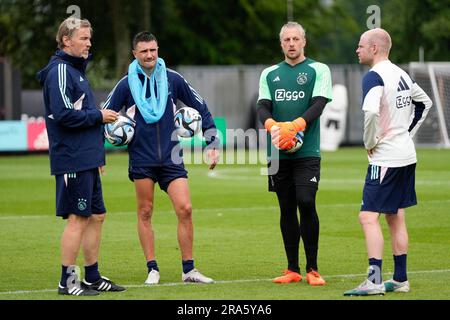 Amsterdam, Niederlande. 01. Juli 2023. AMSTERDAM, NIEDERLANDE - JULI 1: Richard Witschge, Steven Bergwijn, Torwart Remko Pasveer, Davy Klaassen von Ajax, die während des Vorsaison-Trainings von Ajax im Sportpark de Toekomst am 1. Juli 2023 in Amsterdam, Niederlande, miteinander sprechen (Foto von Patrick Goosen/Orange Pictures) Guthaben: Orange Pics BV/Alamy Live News Stockfoto