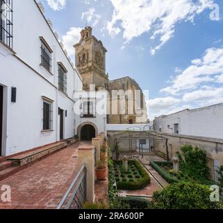 Innenhof des Mayorazgo-Palastes und Kirche San Pedro - Arcos de la Frontera, Cadiz, Spanien Stockfoto