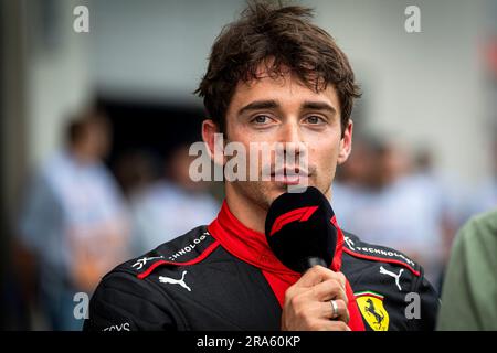 Spielberg, Österreich. 30. Juni 2023. Scuderia Ferraris monegassischer Fahrer Charles Leclerc, gesehen nach der Qualifizierung während des österreichischen Grand Prix F1 am Red Bull Ring. Aufgrund des neuen Sprint-Formats für das Grand-Prix-Wochenende hatten die Fahrer bereits am Freitagnachmittag nur eine kostenlose Übung und Qualifizierungssitzung. Der niederländische Fahrer Max Verstappen von Red Bull Racing nahm die Pole-Position für das sonntags stattfindende Grand-Prix-Rennen ein, gefolgt von Ferraris Monegasque-Fahrer Charles Leclerc und dem spanischen Fahrer Carlos Sainz. Kredit: SOPA Images Limited/Alamy Live News Stockfoto