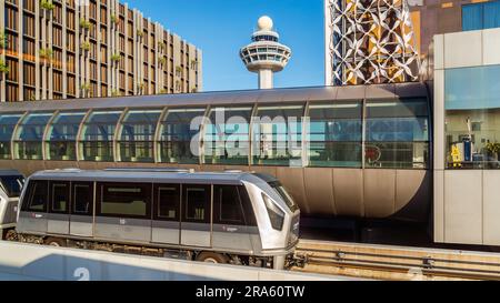 Flughafen Changi, Singapur - 24. Januar 2020: Futuristische Sky-Züge am Flughafen Changi, die bei Sonnenuntergang zwischen den Terminals verkehren, mit Blick über das Terminal Stockfoto