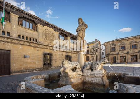 Leones-Brunnen mit Imilce-Statue am Plaza del Populo - Baeza, Jaen, Spanien Stockfoto