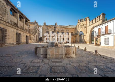 Plaza del Populo und Leones-Brunnen - Baeza, Jaen, Spanien Stockfoto