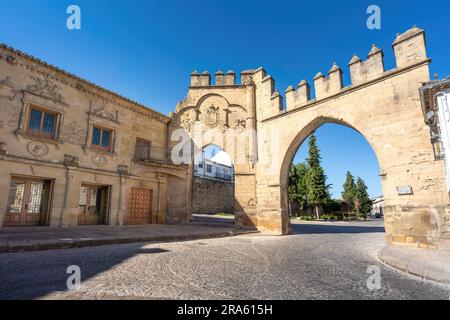 Jaen Gate und Villalar Arch - Baeza, Jaen, Spanien Stockfoto