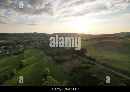 Wunderschöner Panoramablick auf die Kirche Sankt Lorenz in Zdoun, Sumava Region, Tschechische republik, Europa, wunderschöne Kirche mit Turm in den Bergen Stockfoto