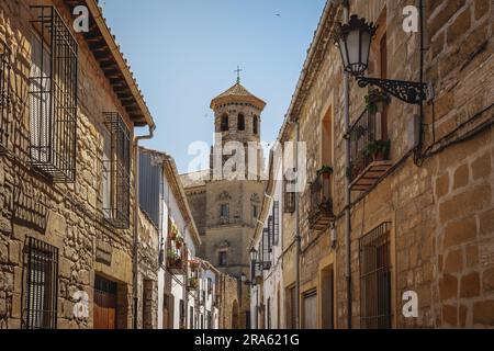 Baeza Straße mit altem Universitätsturm - Baeza, Jaen, Spanien Stockfoto