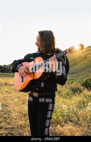 Mexikanische Musiker Mariachi mit Gitarre. Mexikanische Musiker Mariachi mit Gitarre. Stockfoto