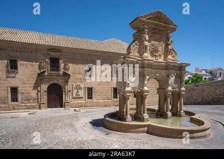 Santa Maria Brunnen und San Felipe Neri Conciliar Seminary am Plaza de Santa Maria Square - Baeza, Jaen, Spanien Stockfoto