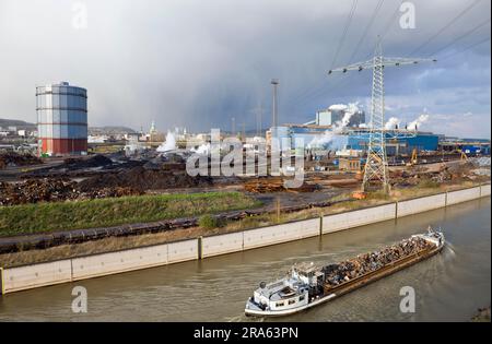 Stahlwerk Voelklingen, Schiff auf Kanal, Voelklingen, Saarland, Deutschland Stockfoto