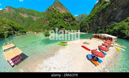 Der Fluss Shala, auch bekannt als der Fluss Shkodra, ist eine majestätische Wasserstraße, die durch die malerischen albanischen Alpen fließt. Der Fluss kommt in der Nähe des Stockfoto