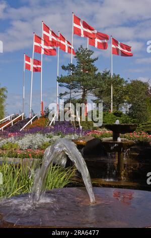 Brunnen und Flaggen, Jesperus Blomsterpark, Blumen- und Freizeitpark, Mors Island, Jütland, Blumenpark, Dänemark Stockfoto