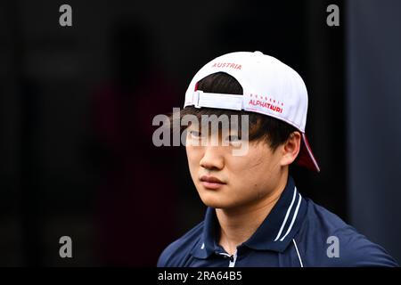 Spielberg, Mezzolombardo, Österreich. 1. Juli 2023. Der japanische Fahrer Yuki Tsunoda ( Scuderia AlphaTauri) spricht nach dem Sprint Shootout auf dem Red Bull Ring Circuit in Spielberg, Österreich (Kreditbild: © Daisy Facinelli/ZUMA Press Wire) nur REDAKTIONELLER GEBRAUCH! Nicht für den kommerziellen GEBRAUCH! Stockfoto