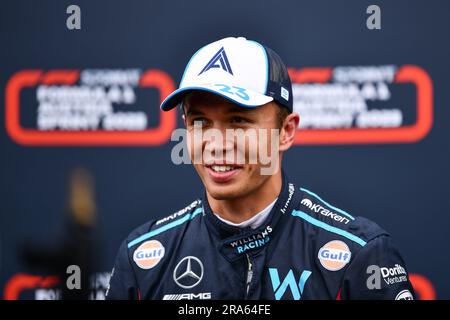 Spielberg, Mezzolombardo, Österreich. 1. Juli 2023. Der thailändische Fahrer Alexander Albon ( Williams Racing ) spricht nach dem Sprint Shootout auf dem Red Bull Ring Circuit in Spielberg, Österreich mit den Medien (Kreditbild: © Daisy Facinelli/ZUMA Press Wire) NUR REDAKTIONELLER GEBRAUCH! Nicht für den kommerziellen GEBRAUCH! Stockfoto