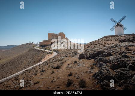 Consuegra Castle (Schloss La Muela) und Windmühlen im Cerro Calderico - Consuegra, Castilla-La Mancha, Spanien Stockfoto