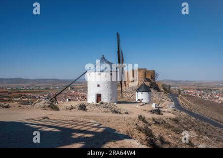 Windmühlen und Consuegra Castle (Schloss La Muela) im Cerro Calderico - Consuegra, Castilla-La Mancha, Spanien Stockfoto