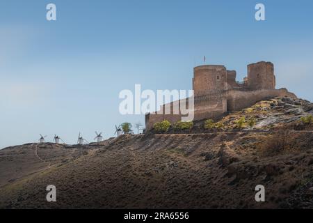 Consuegra Castle (Schloss La Muela) und Windmühlen im Cerro Calderico - Consuegra, Castilla-La Mancha, Spanien Stockfoto