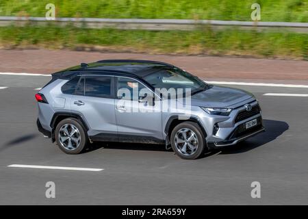 2020 Toyota Rav4 Dynamic PHEV Auto 306 PHEV 134Kw Motor 18,1 kWh Batterie Auto Start/Stop Silver Car SUV Hybrid Electric 2487 cm3 Fahrt mit hoher Geschwindigkeit auf der Autobahn M6 im Großraum Manchester, Großbritannien Stockfoto