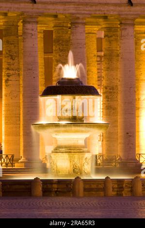 Carlo Maderno, Brunnen, vor Berninis Kolonnaden, St. Petersplatz, Vatikan, Rom, Latium, Italien, Piazza San Pietro Stockfoto