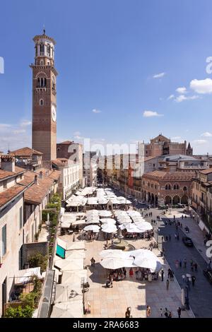 Verona Italien; Piazza delle Erbe oder Marktplatz, Blick von oben, Stadtzentrum am sonnigen Frühlingstag; Verona, Veneto Italien Europa. Reisen nach Italien. Stockfoto