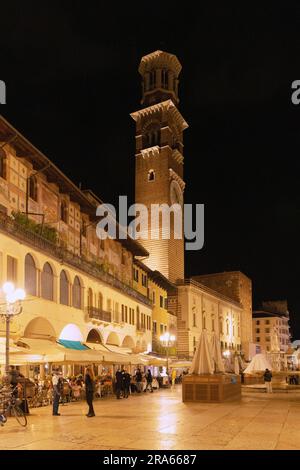 Nacht in Verona; Cafés und Restaurants auf der Piazza delle Erbe bei Nacht; Verona, Italien Europa Stockfoto