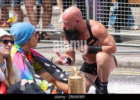 Piccadilly, London, Großbritannien. 1. Juli 2023. Just Stop Oil Demonstranten haben die Pride London Parade gestoppt, indem sie die Straße besprüht und vor dem Coca-Cola-Floß gesessen haben. Sie werfen Coca Cola vor, der größte Plastikverschmutzer der Welt zu sein. Die Teilnehmer der Parade wurden mit ihnen zum Umzug reanimiert Stockfoto