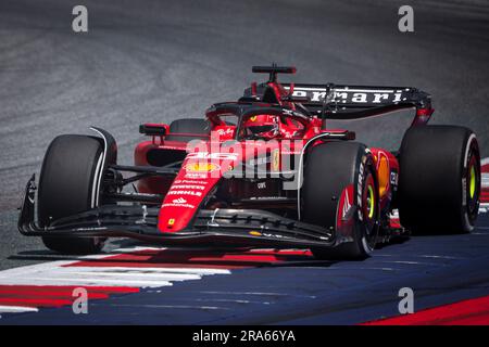 Spielberg, Österreich. 30. Juni 2023. Scuderia Ferraris monegassischer Fahrer Charles Leclerc tritt während der ersten Trainingseinheit während des österreichischen Grand Prix F1 am Red Bull Ring an. Aufgrund des neuen Sprint-Formats für das Grand-Prix-Wochenende hatten die Fahrer bereits am Freitagnachmittag nur eine kostenlose Übung und Qualifizierungssitzung. Der niederländische Fahrer Max Verstappen von Red Bull Racing nahm die Pole-Position für das sonntags stattfindende Grand-Prix-Rennen ein, gefolgt von Ferraris Monegasque-Fahrer Charles Leclerc und dem spanischen Fahrer Carlos Sainz. (Foto: Andreja Cencic/SOPA Images/Sipa USA) Guthaben: SIPA USA/Alamy Live News Stockfoto