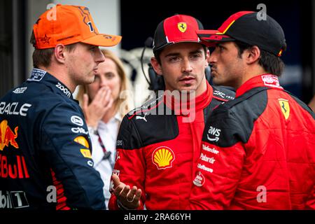 (L-R) Max Verstappen, der niederländische Fahrer von Oracle Red Bull Racing, Charles Leclerc, Monegasque von Scuderia Ferrari und Carlos Sainz, spanischer Fahrer von Scuderia Ferrari, wurden nach der Qualifizierung während des österreichischen Grand Prix F1 auf dem Red Bull Ring gesehen. Aufgrund des neuen Sprint-Formats für das Grand-Prix-Wochenende hatten die Fahrer bereits am Freitagnachmittag nur eine kostenlose Übung und Qualifizierungssitzung. Der niederländische Fahrer Max Verstappen von Red Bull Racing nahm die Pole-Position für das sonntags stattfindende Grand-Prix-Rennen ein, gefolgt von Ferraris Monegasque-Fahrer Charles Leclerc und dem spanischen Fahrer Carlos Sainz. (Foto: Andreja Cenc Stockfoto