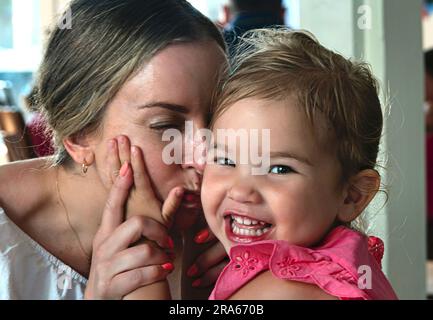 Glückliche Mutter und Tochter Stockfoto
