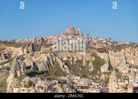 Ein Bild des Uchisar Castle aus der Stadt Goreme. Stockfoto