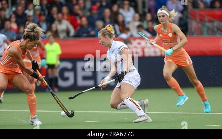 Antwerpen, Belgien. 01. Juli 2023. Die belgische Charlotte Englebert kämpft für den Ball während eines Hockeyspiels zwischen der belgischen Nationalmannschaft Red Panthers und den Niederlanden, das am Samstag, den 01. Juli 2023 in Antwerpen stattfand, Spiel 9/12 in der Gruppenphase der Women's FIH Pro League 2023. BELGA PHOTO VIRGINIE LEFOUR Kredit: Belga News Agency/Alamy Live News Stockfoto