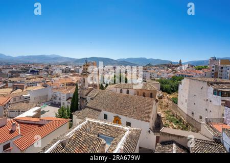 Vogelperspektive auf Jaen mit der Kirche St. Andreas und der Heiligen Kapelle - Jaen, Spanien Stockfoto