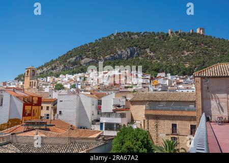 Blick auf den Jaen mit Schloss Santa Catalina und der Johannes- und Peterskirche - Jaen, Spanien Stockfoto