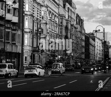 Russel Square, Straßen der Stadt London mit Autos und Gebäuden in Schwarz und Weiß Stockfoto