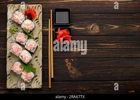 Leckere Sushi-Brötchen in der Auswahl. Sojasoße, Ingwer Stockfoto