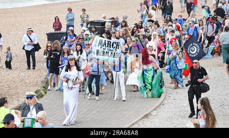 Brighton UK 1. . Juli 2023 - heute nehmen an der Parade der Meerjungfrauen entlang der Küste von Brighton Teil . Die jährliche Parade ist eine Feier des Meeres und macht das Bewusstsein für die Erhaltung der Meeresumwelt und die Sauberkeit des Wassers schärfer : Credit Simon Dack / Alamy Live News Stockfoto